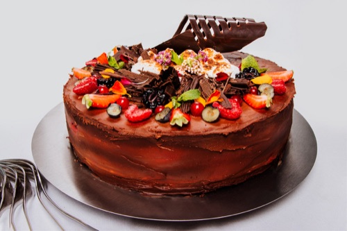 Csokoládétorta friss gyümölcsökkel díszítve