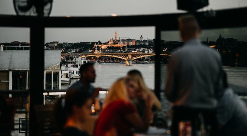 Romantikus vacsorahelyszín a Dunán, kilátással a Margit hídra és a Budai Várra